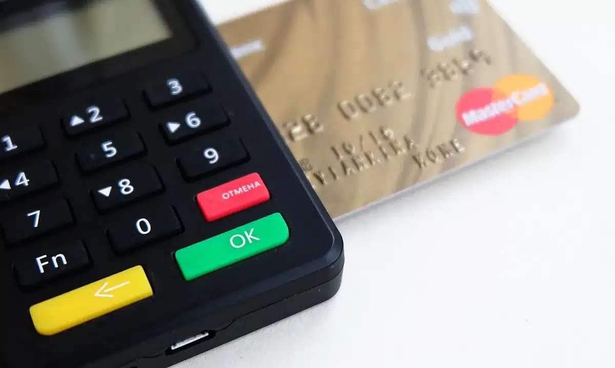 Terminal de paiement sans contact avec une carte à quelques centimètres