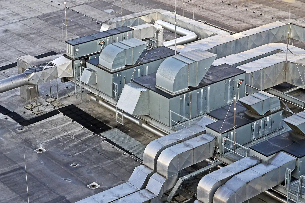 Installation d'une double gaine sur climatiseur mobile pour séparer l'admission et l'évacuation d'air