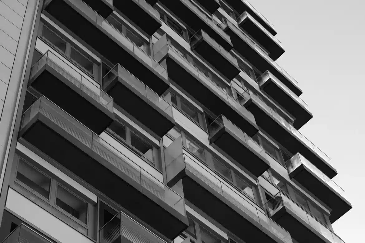Façade de bâtiment recouverte de lierre grimpant vert et dense