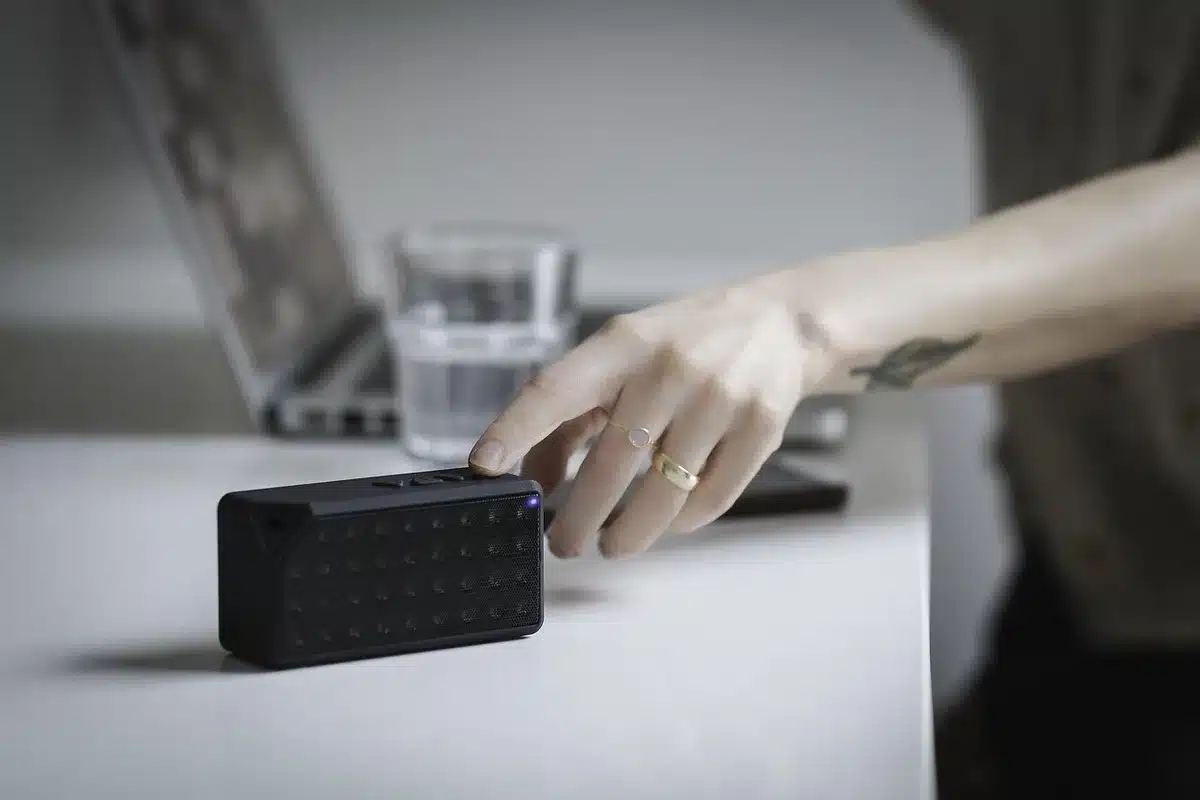 Personne laissant son téléphone sonner posé sur une table en plein jour