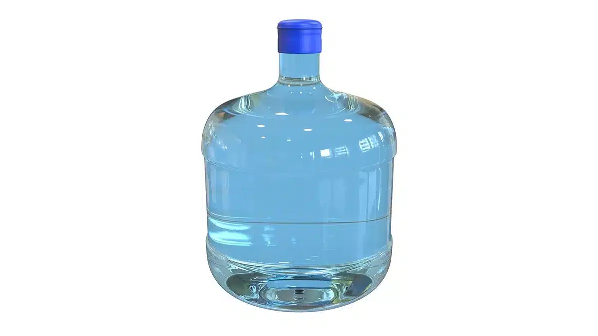 Absorbeur fait maison avec bouteille en plastique et gros sel dans un placard