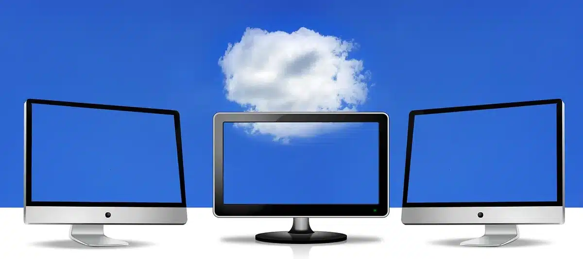 Baies de serveurs dans un centre de données éclairé, symbolisant l'infrastructure du streaming