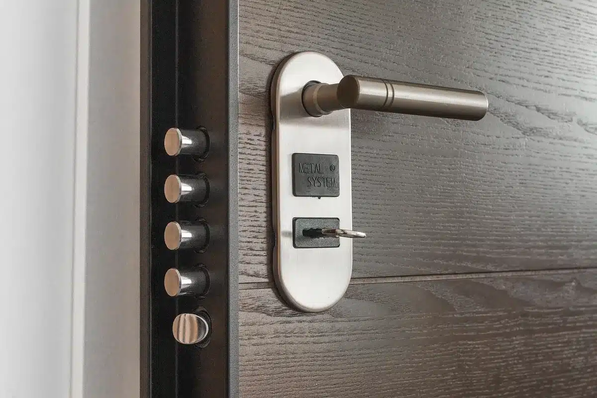Porte d'entrée verrouillée avec une serrure de sécurité