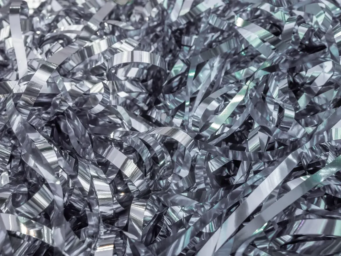 Feuille d'aluminium froissée glissée sous un paillasson à l'entrée d'une porte