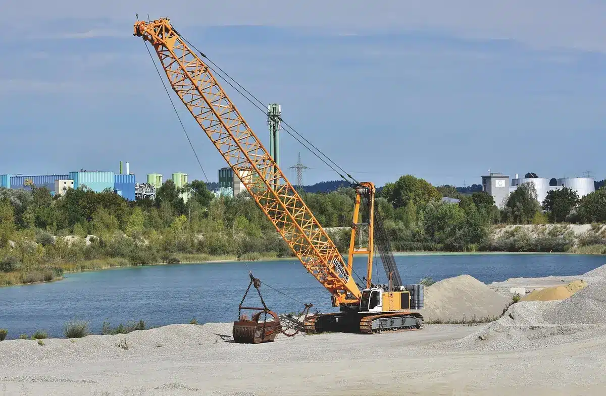 Travaux de préparation d'une piscine enterrée avec engins lourds