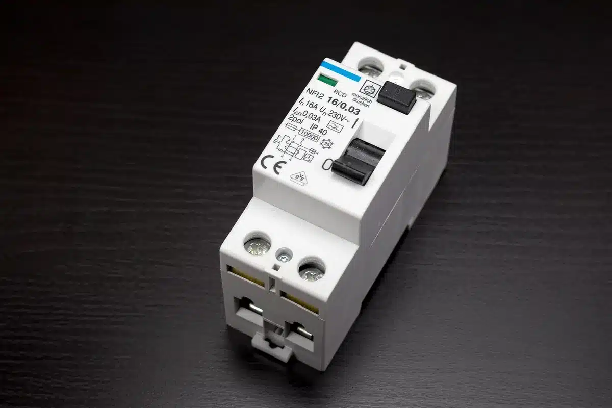 Main coupant l'alimentation électrique au disjoncteur du tableau.