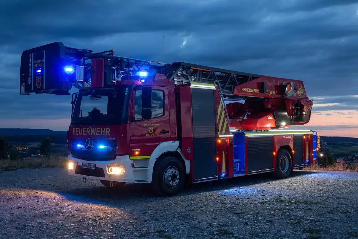 Véhicule de secours des pompiers en intervention.