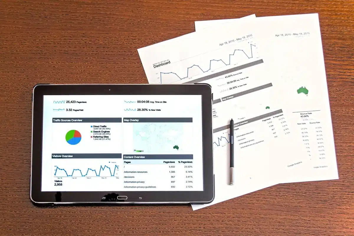 Documents scientifiques et données climatiques sur un bureau de travail