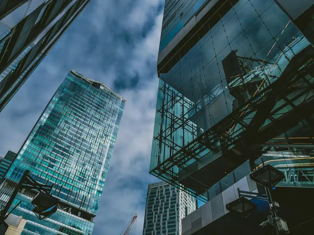 Documents professionnels et vue de la ville, symbolisant points d'ancrage comme entreprise ou ville