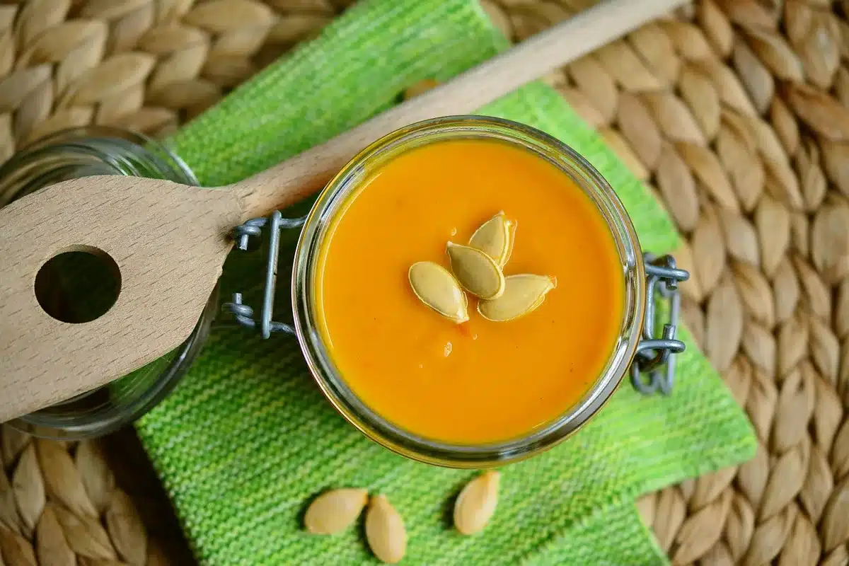 Bol avec pâte à la citrouille en cours de mélange