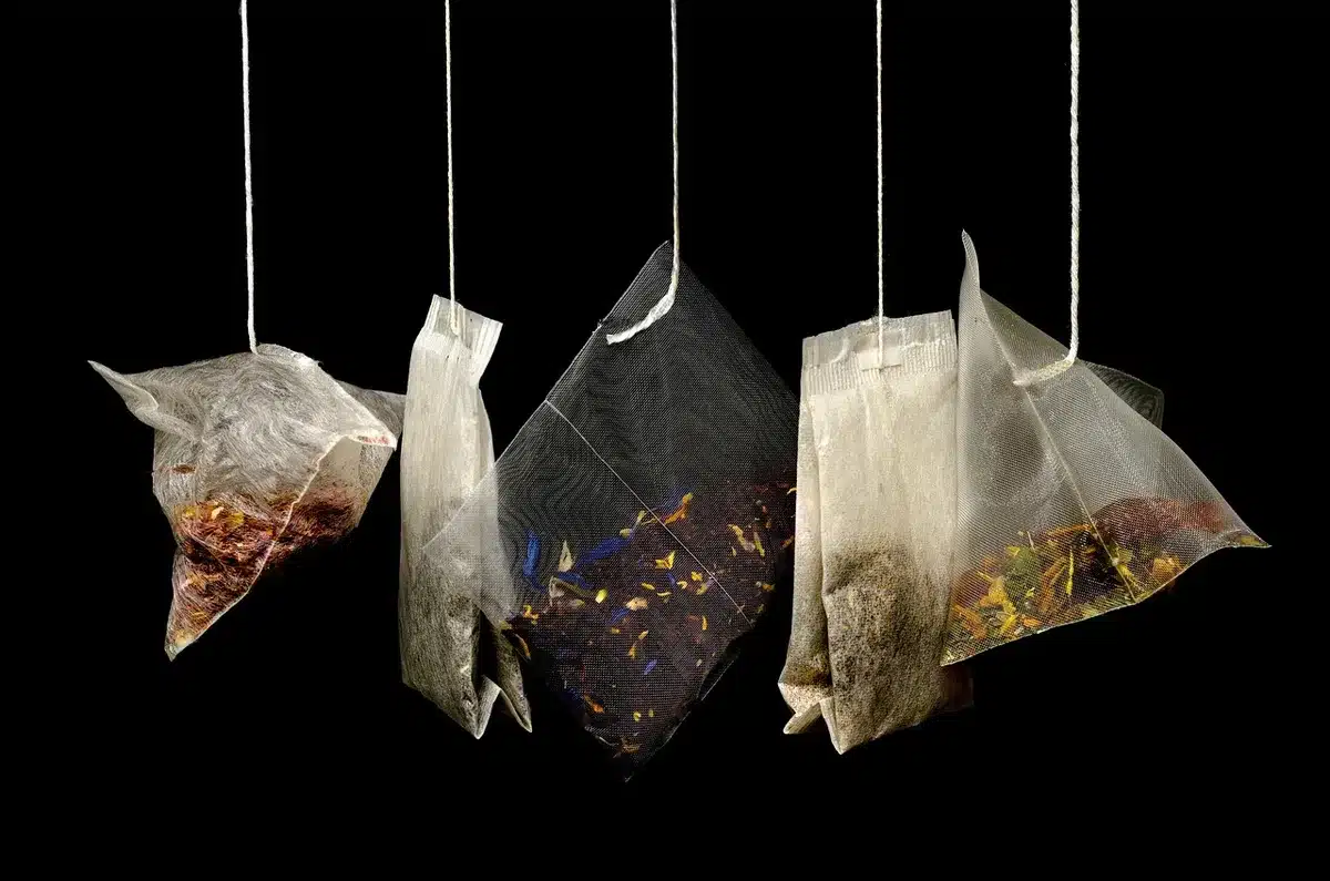 Sachet de thé suspendu à un crochet dans une salle de bain