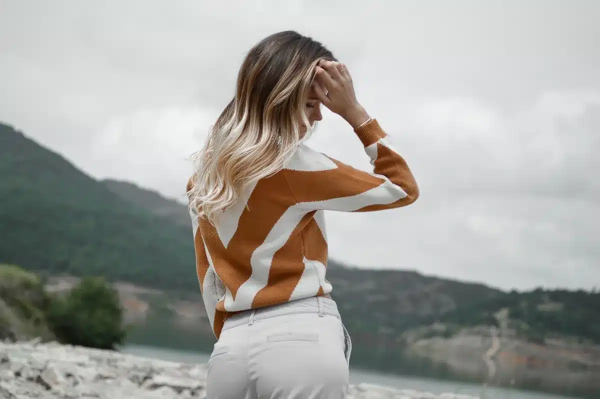 Col de T‑shirt blanc avec légère décoloration et traces proches des aisselles