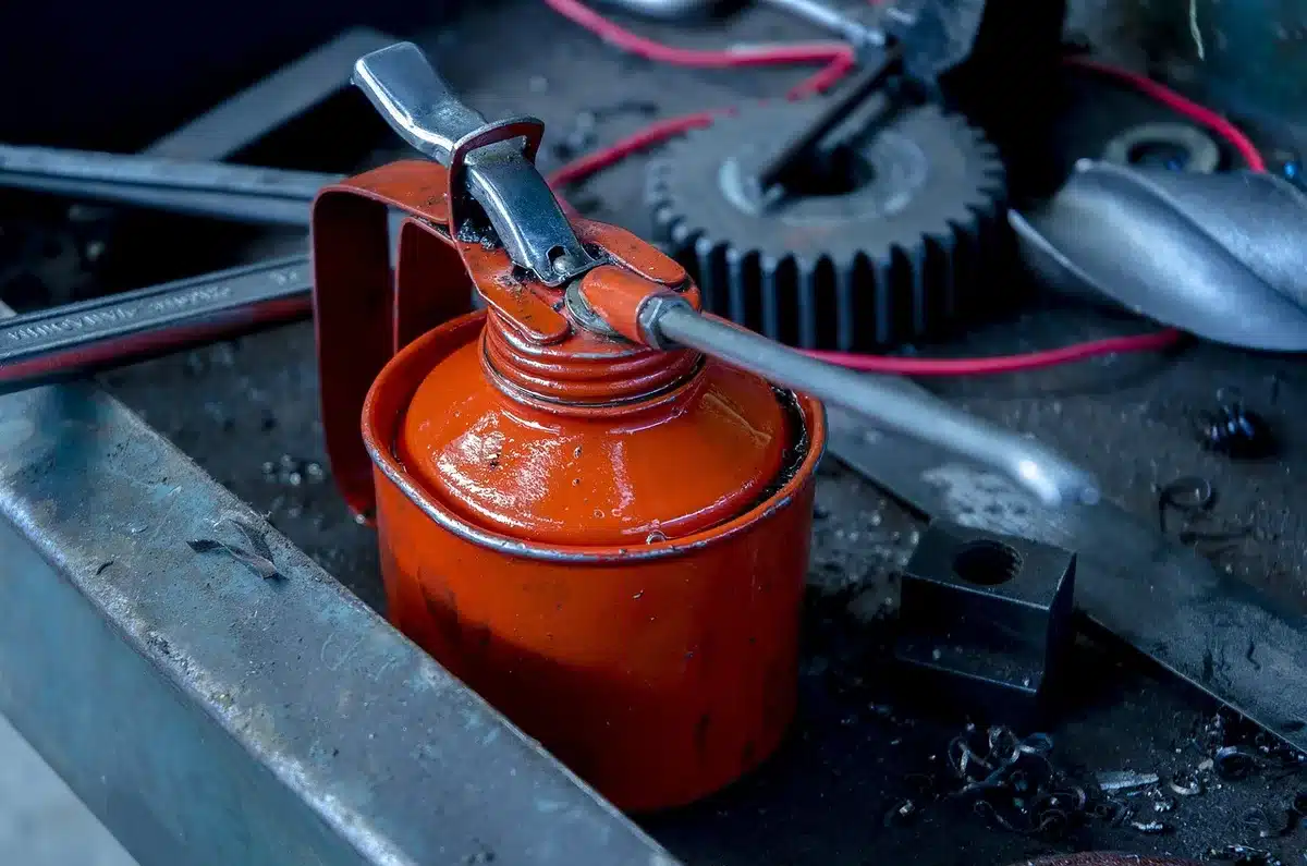 Main versant du vinaigre blanc dans le compartiment d'assouplissant d'une machine à laver