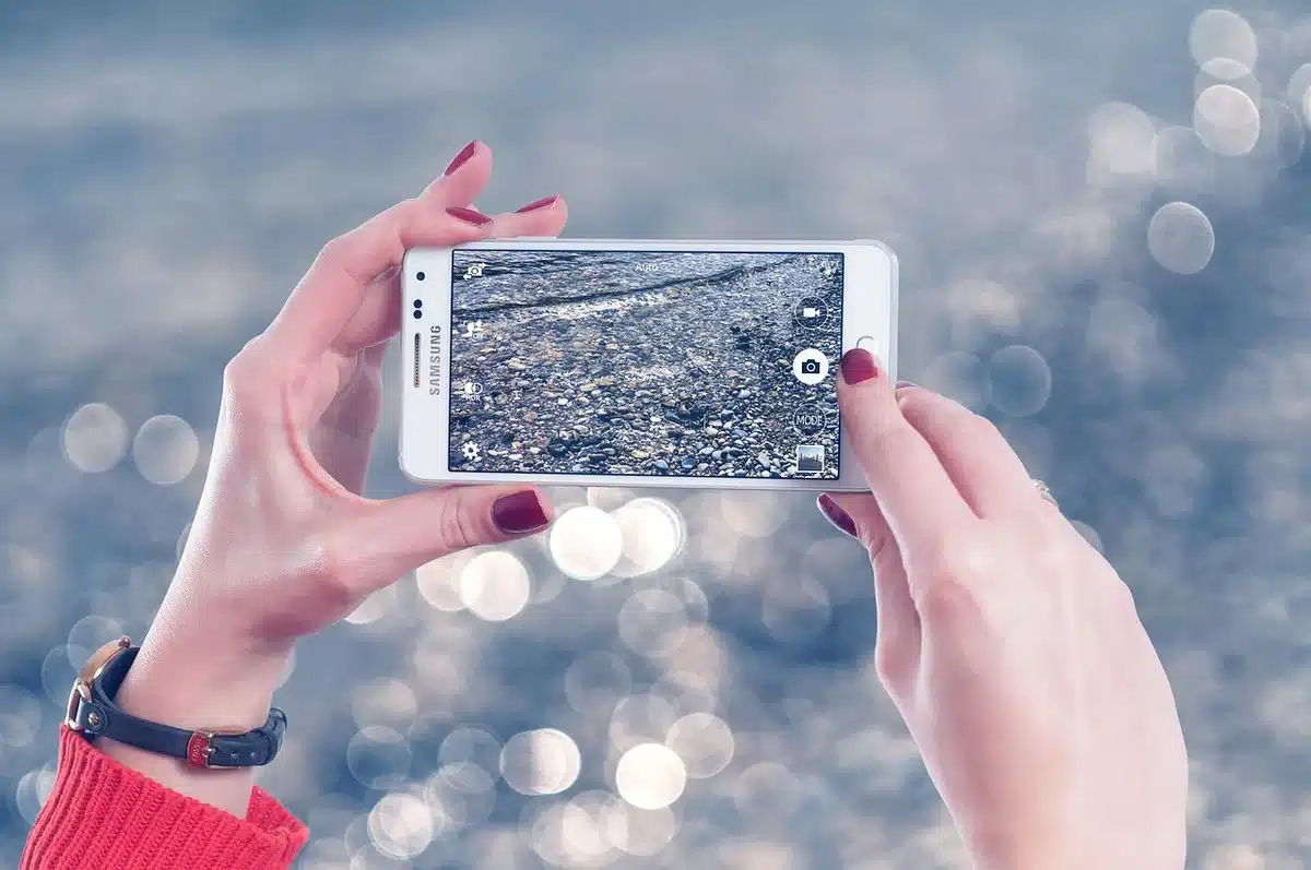 Chiffon microfibre essuyant l'écran d'un smartphone éteint