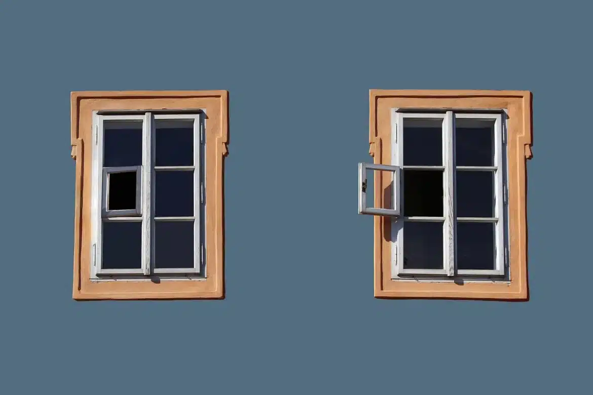 Allée en gravier bordée devant une maison, lumière du jour