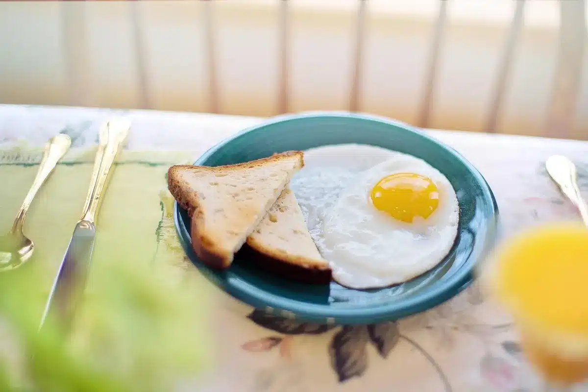 Différentes positions de couverts sur une table illustrant pause et fin de repas