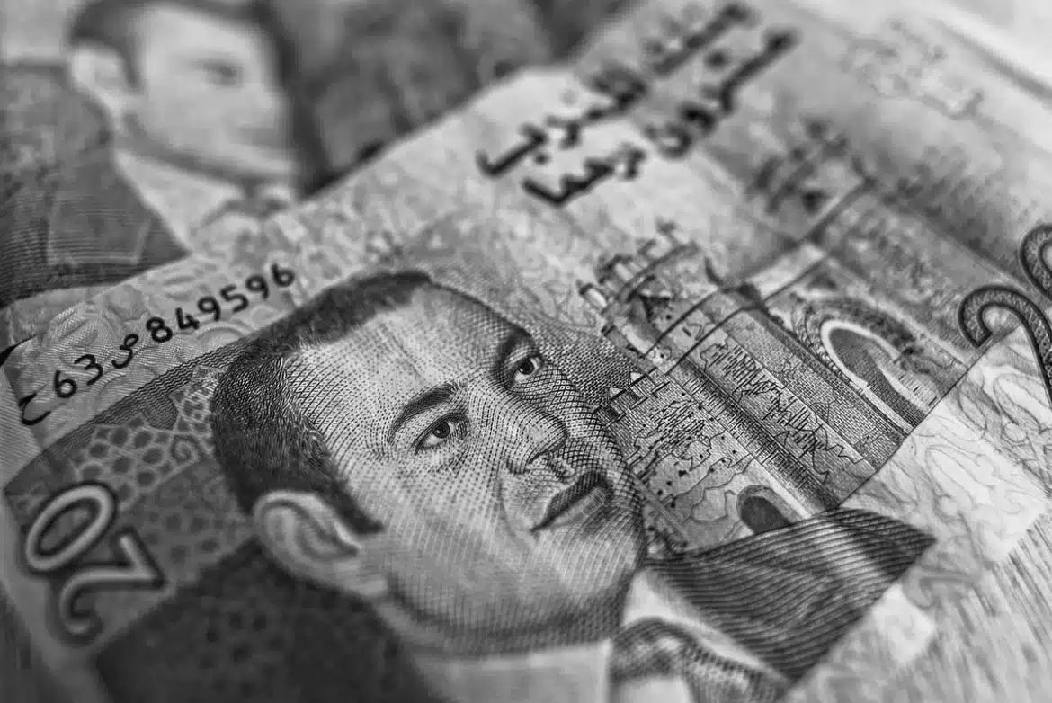 Billet ancien dans une pochette polyester sur une table près d'une fenêtre