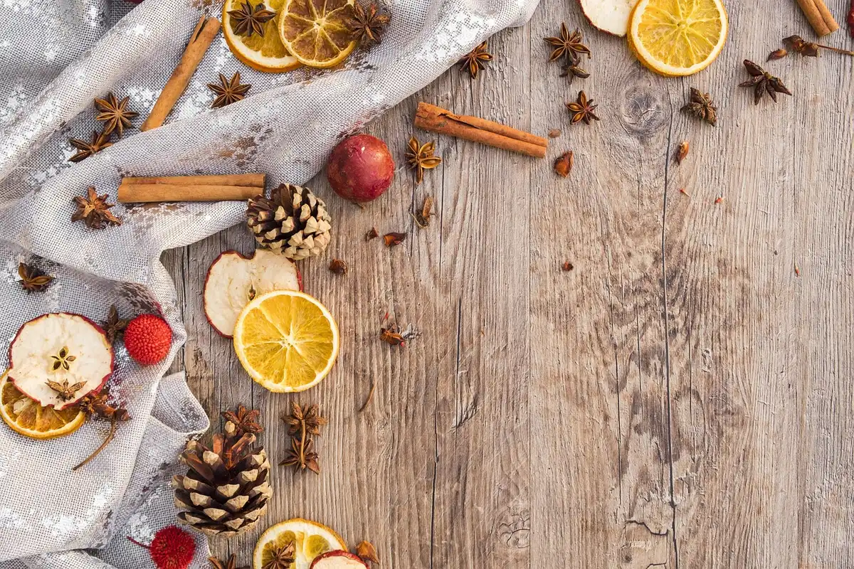 Bâtons de cannelle et feuilles de laurier en train d'infuser dans une casserole