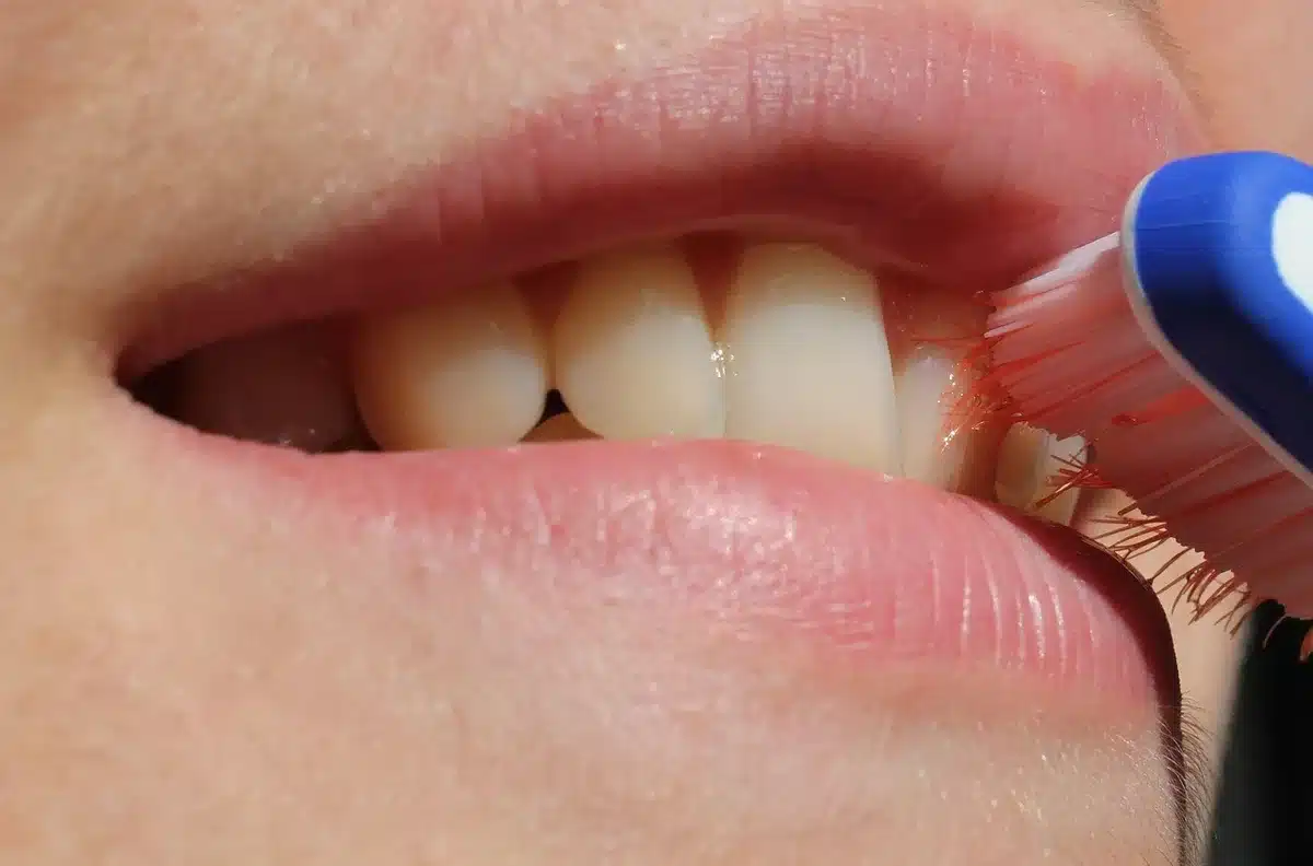 Un citron et un tube de dentifrice sur une surface, prêt à l'emploi