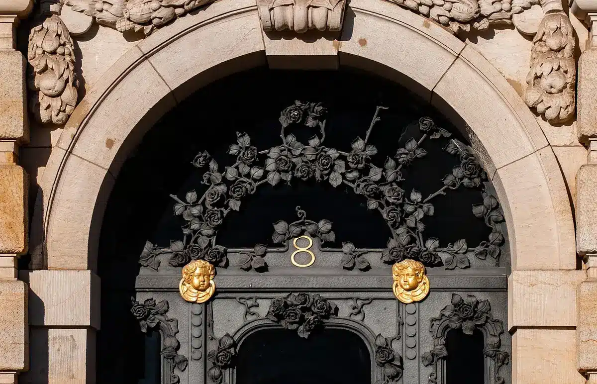 Porte-clés variés posés sur une console près de la porte, vue de jour