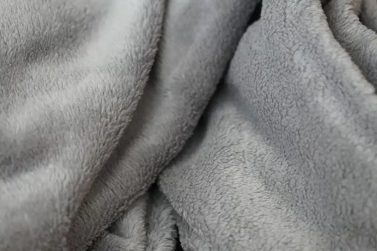Trousseau de clés posé sur un chiffon propre sur une table