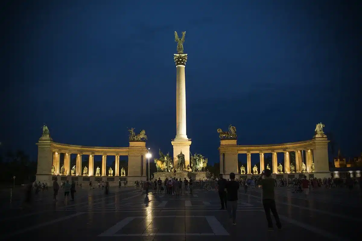 Personne regardant un écran la nuit avec lumière bleue