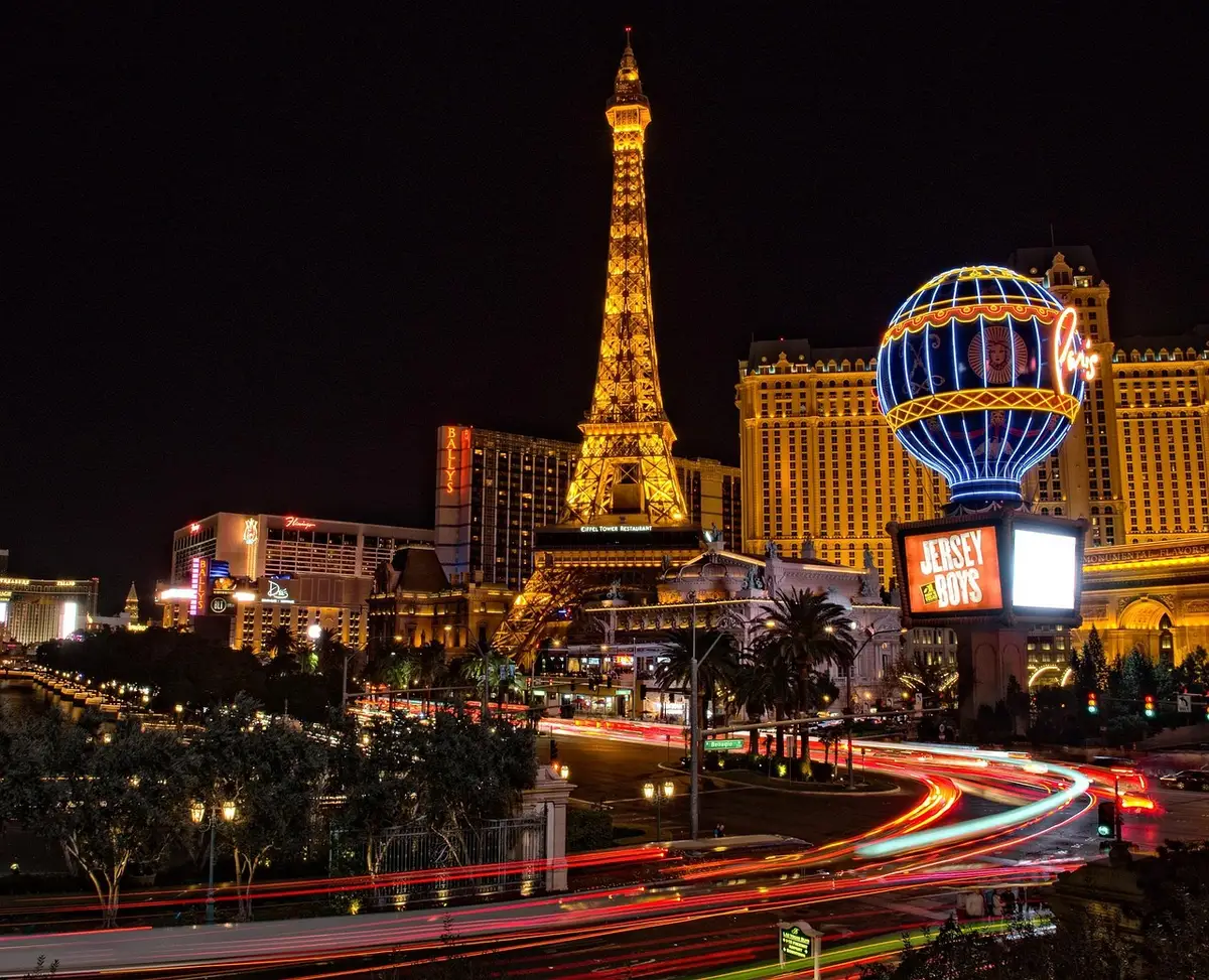 Réception d'hôtel avec facture et main tenant une carte