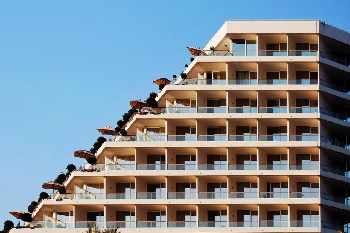 Clé d'hôtel posée sur un comptoir lumineux avec boîte à clés floue en arrière-plan