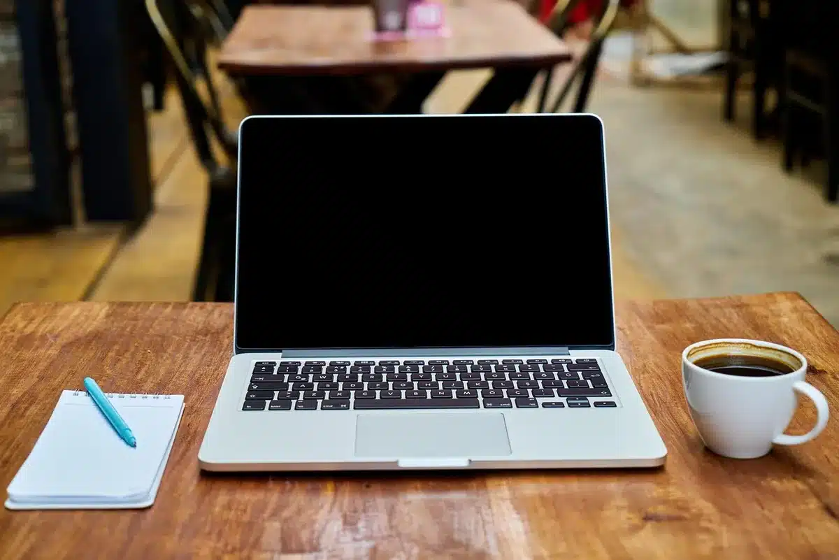 Carnet, minuteur et tasse sur une table pour préparer une routine de 10 minutes