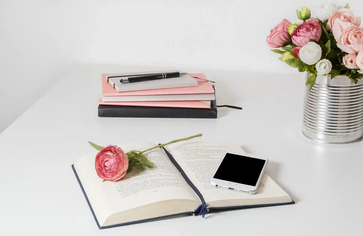 Téléphone avec appli minuteur Pomodoro posé sur un bureau lumineux