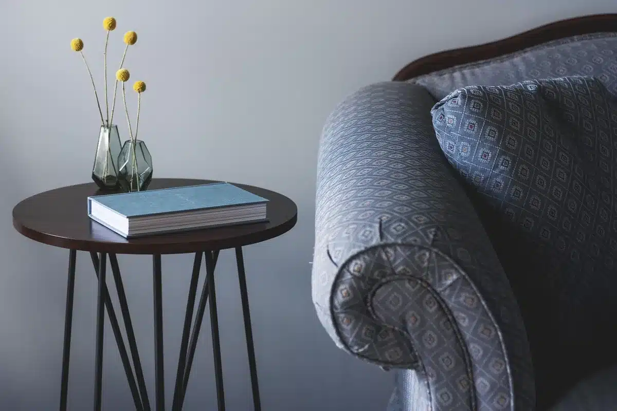 Coussins en velours et plaid en laine sur un canapé