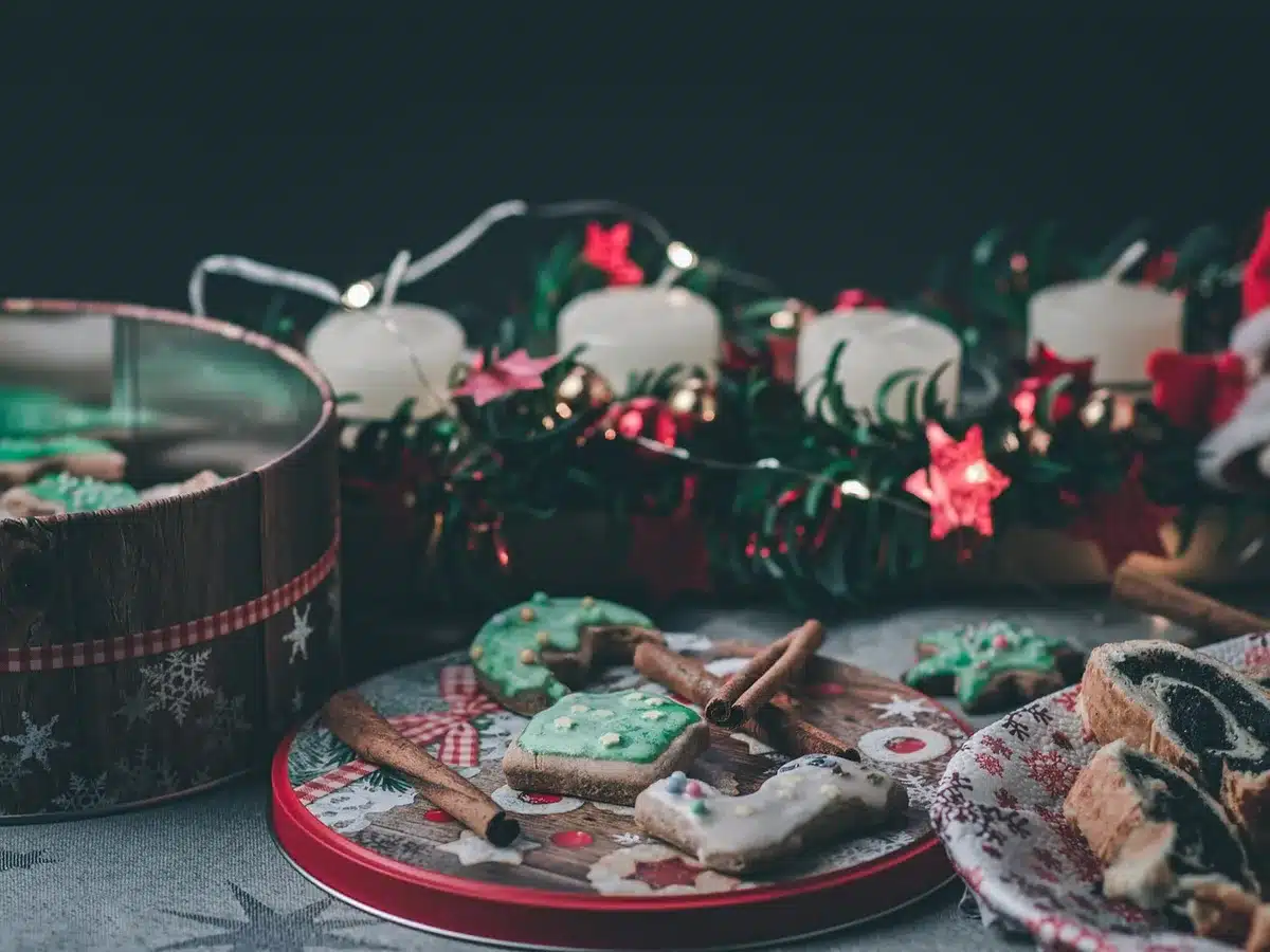 Plateau décoratif sur une table basse avec bougies et petits éléments naturels