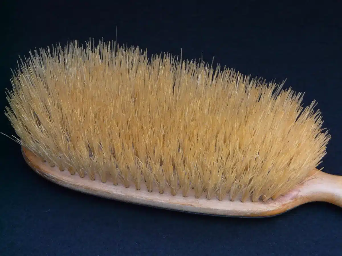 Rouleau adhésif utilisé sur un abat-jour en tissu pour enlever peluches