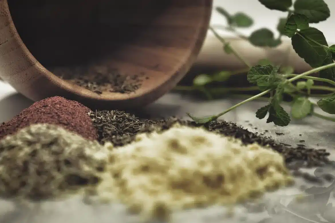 Casserole sur feu doux dans une cuisine ensoleillée avec menthe et citron vert sur le plan de travail
