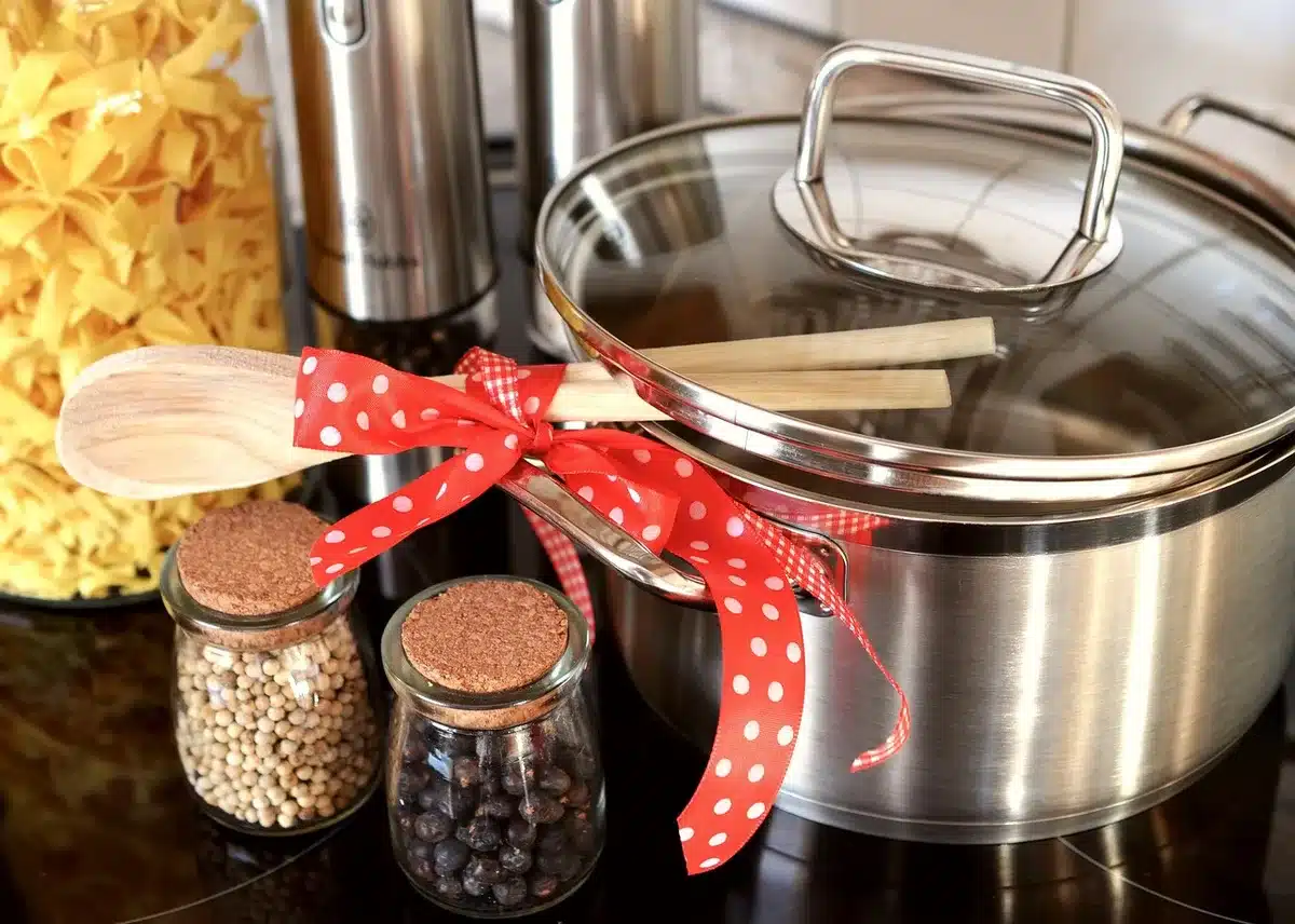 Mousse de cuisson du riz dans une casserole avec une cuillère en bois posée