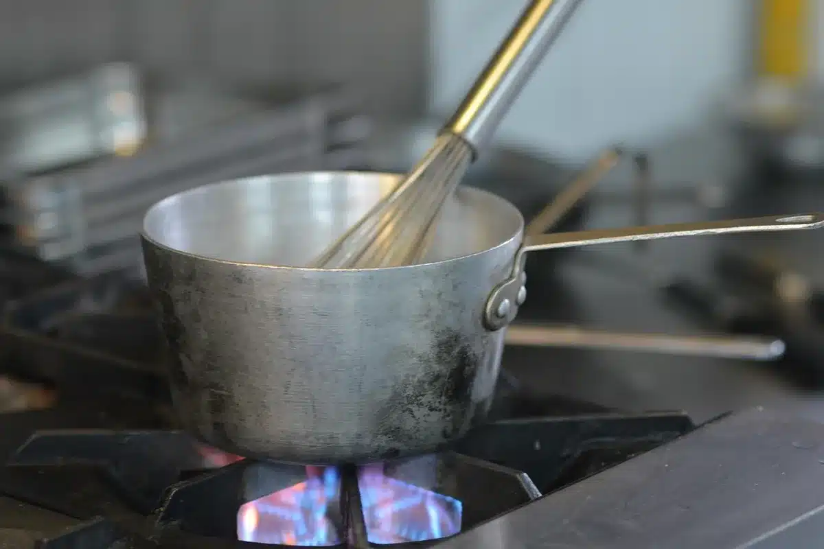 Casserole trop pleine d'eau en ébullition sur une plaque