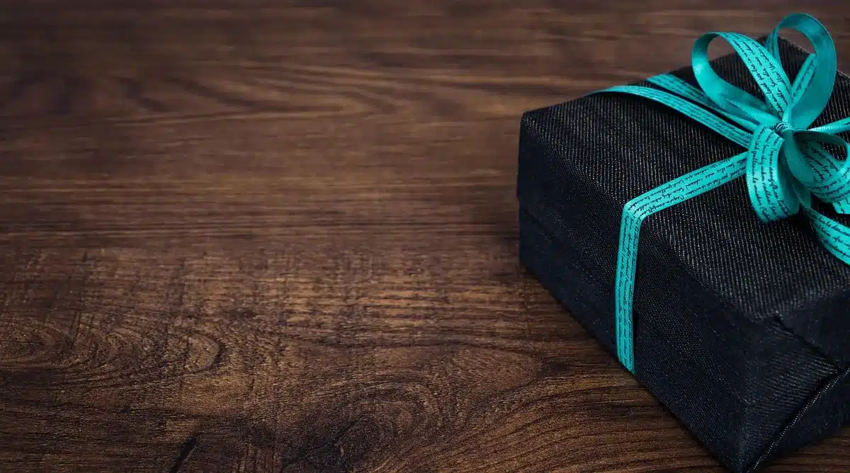 Petit écrin à bijoux ouvert avec un sachet anti-humidité à l'intérieur