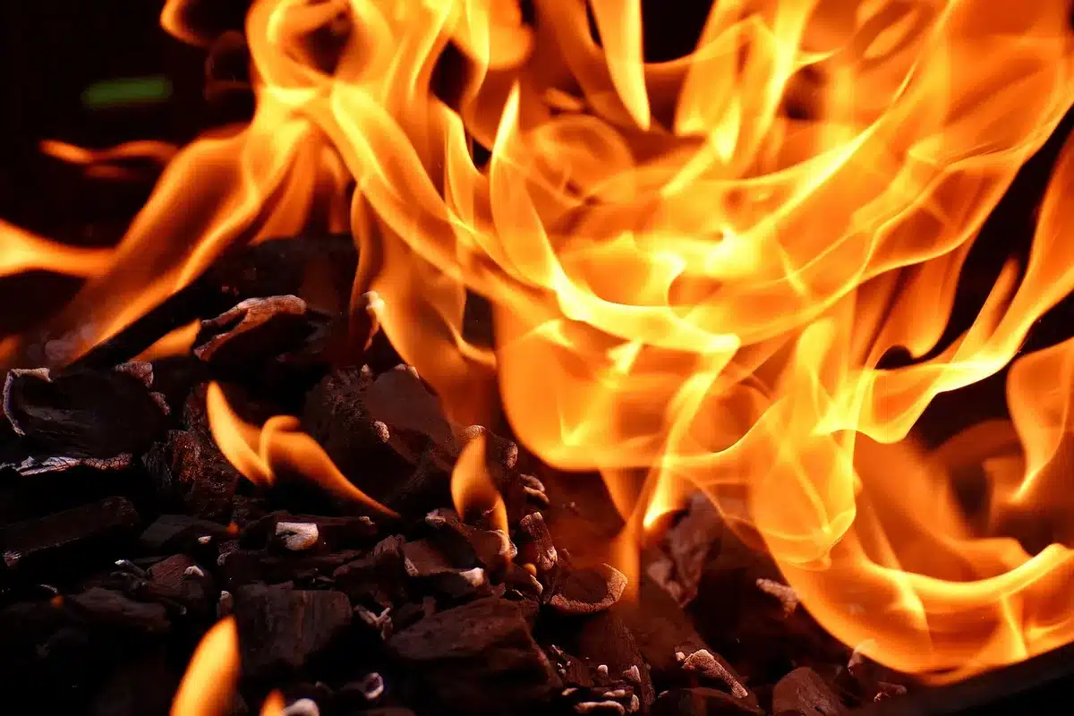 Gros plan d'une grille présentant des traces de rouille et résidus alimentaires